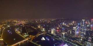 全景天际线，建筑物和交通在广州的晚上，实时。