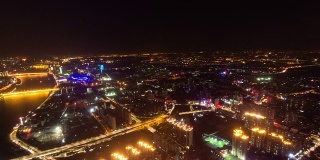 全景鸟瞰图的天际线，建筑物和交通在晚上在广州，时间推移。