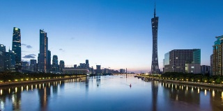 黎明时分，广州河边的天际线和现代化的办公大楼，时光流逝。