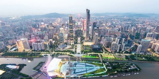 全景鸟瞰图天际线，建筑物白天到晚上在广州，时间推移。