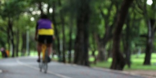 慢跑者，骑自行车的人在中央公园的自行车道上