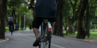 慢跑者，骑自行车的人在中央公园的自行车道上