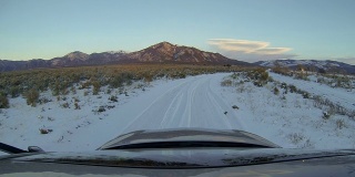 开车行驶在基督雪山上，返回新墨西哥州的陶斯