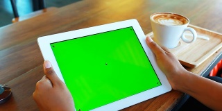 带咖啡的绿屏数码平板电脑