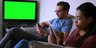 彩色键电视，上网。夫妇在家里。
