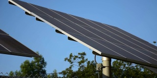 德克萨斯州中部的这两个大型收集器是由许多太阳能电池板组成的。大型太阳能电池板太阳能系统奥斯汀，德克萨斯州可再生电力创造