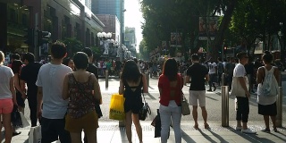 新加坡乌节路上拥挤的人群