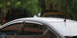 大雨落在车顶上