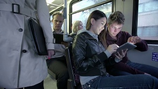 坐公交车，用平板电脑上网视频素材模板下载