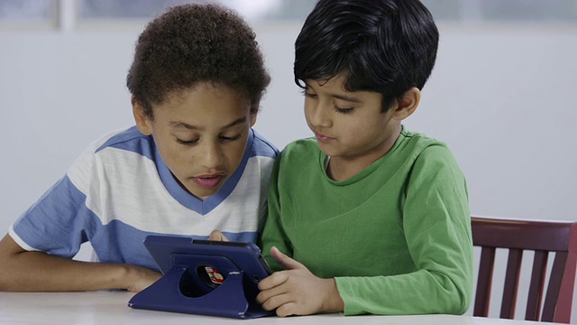 两个带平板电脑的小男孩
