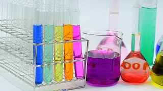 淘洗:不同玻璃器皿中的化学液体视频素材模板下载