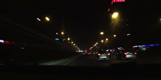 时光流逝，在北京夜晚的街道上开车