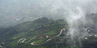 山,雾。/泰国碧差汶省公园府，雨季。