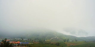 山,雾。/泰国碧差汶省公园府，雨季。