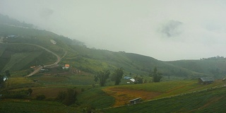 山,雾。/泰国碧差汶省公园府，雨季。