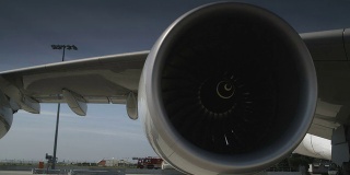 飞机(747)的涡轮旋转