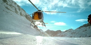 SLO MO LD直升机在结冰的地面上空盘旋