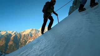 冬季登山运动视频素材模板下载