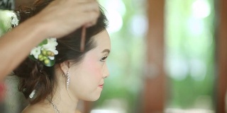 亚洲新娘在婚礼当天做发型