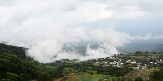 山,雾。/泰国碧差汶省公园府，雨季。