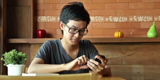 亚洲男人在用智能手机或平板电脑等人