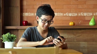 亚洲男人在用智能手机或平板电脑等人视频素材模板下载