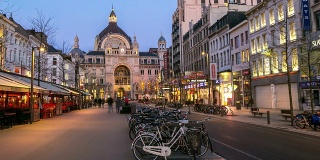 高清延时平移:城市步行街安特卫普中央车站日落比利时