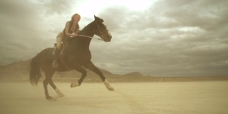 (慢镜头)在沙漠里骑马04
