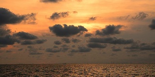 云景与日落天空的背景在海上