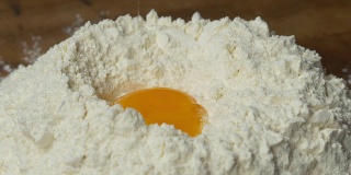 鸡蛋落到面粉上的慢镜头
