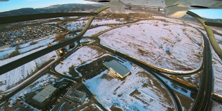 POV直升机飞过雪域城市景观