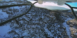 POV直升机飞过白雪覆盖的山脉