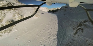 POV直升机飞过白雪覆盖的山顶