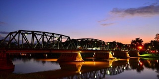 延时:钢桥上从黄昏到夜晚的夜间交通