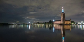 高清时间流逝:斯德哥尔摩市政厅在夜晚倾斜