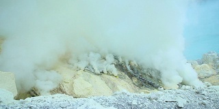 印度尼西亚伊真火山的硫磺矿工山