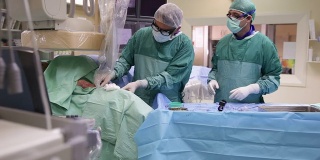 两名身穿防护服的医生在手术室工作