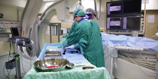 手术室里靠近手术台的两名医生