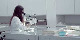 女性研究员使用显微镜