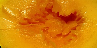 芒果水果慢慢放大与黑色背景