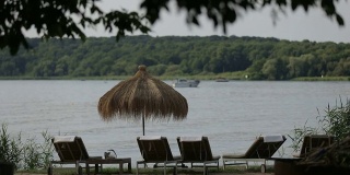 湖边有躺椅和遮阳伞