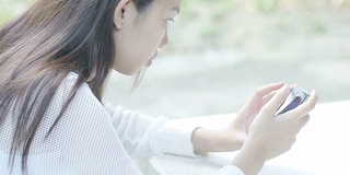 少女用手机发短信