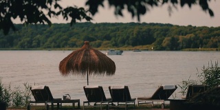 湖边有躺椅和遮阳伞