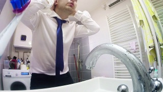 商人在浴室洗脸视频素材模板下载