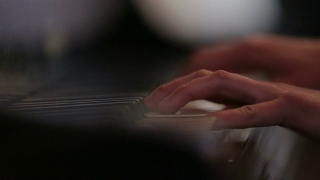 女子弹钢琴近景拍摄视频素材模板下载