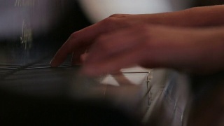 女子弹钢琴近景拍摄视频素材模板下载