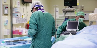 外科医生使用医疗设备。在放射学