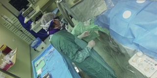 医生穿着防护服在手术室给病人动手术