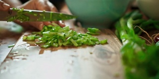 在炒饭的切菜板上切青豆