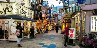 高清延时:行人在日本大阪新世街购物